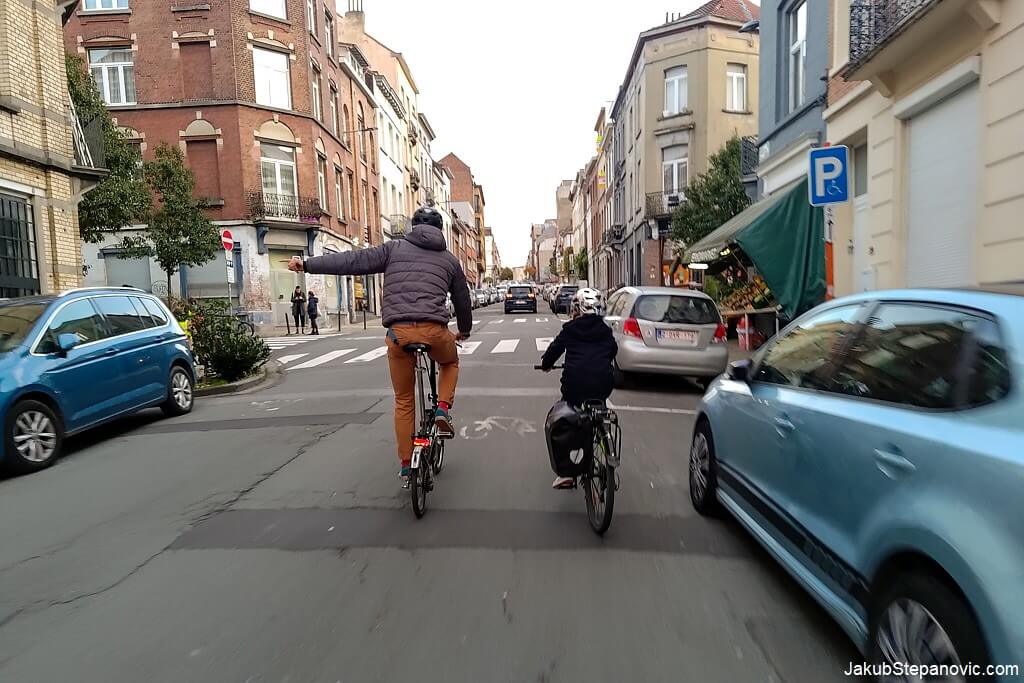 It is not rare to see children cycling in car traffic in Belgium.